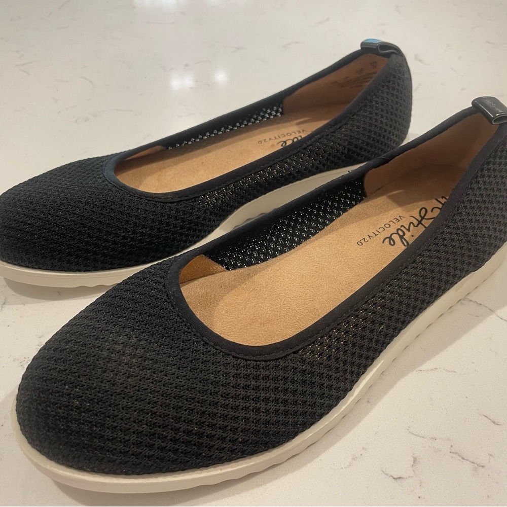 Life stride Women’s slip on shoes. Size 7w.